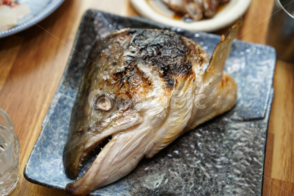 생선,생선구이,먹거리,안주,구이,횟집,음식,안주거리,머리,연어,연어머리,접시,술안주,먹방,음식,식재료,요리,food,cook,meal,dishes,food reserves,수산물,해산물,fishery products,seafood