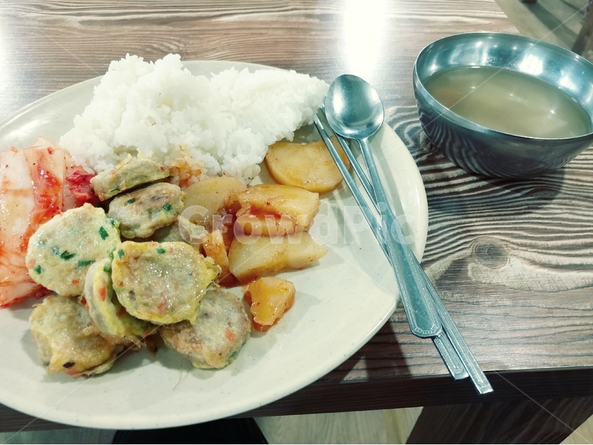 식사,식탁,탄단지,반찬,끼니,음식,요리,아침,점심,저녁,식당,탄수화물,단백질,지방,그릇,용기,접시,밥,국,쌀,채소,육류,조미료,받침,수저,소스,양념,기름,은,무늬,음식,식재료,요리,food,cook,meal,dishes,food reserves