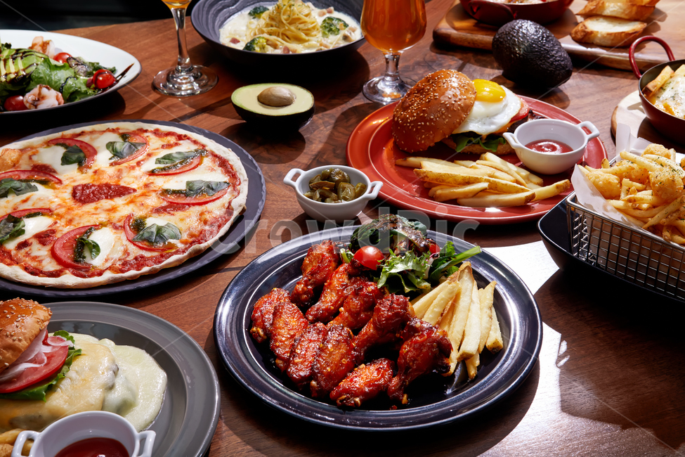 음식,식사,이탈리아음식,피자,햄버거,감자튀김,파스타,셀러드,나무바닥,나무판,치킨,food,pizza,음식,식재료,요리,food,cook,meal,dishes,food reserves,양식,서양음식,서양요리,western food,western dishes,western meal,western cook