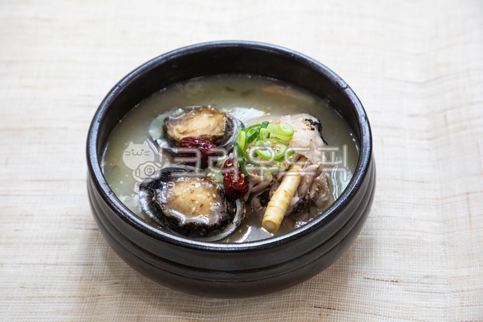 ceramic,abalonesamgyetang,Chicken dishes,chicken,Samgyetang,bowl,healthy food,cooking,abalone,nourishingfood,jujube,healthfood,Abalone Samgyetang,food,health food,meal,chickendish,samgyetang,earthen pot,comfortfood,ttukbaegl,traditional food,Ginseng,ginse