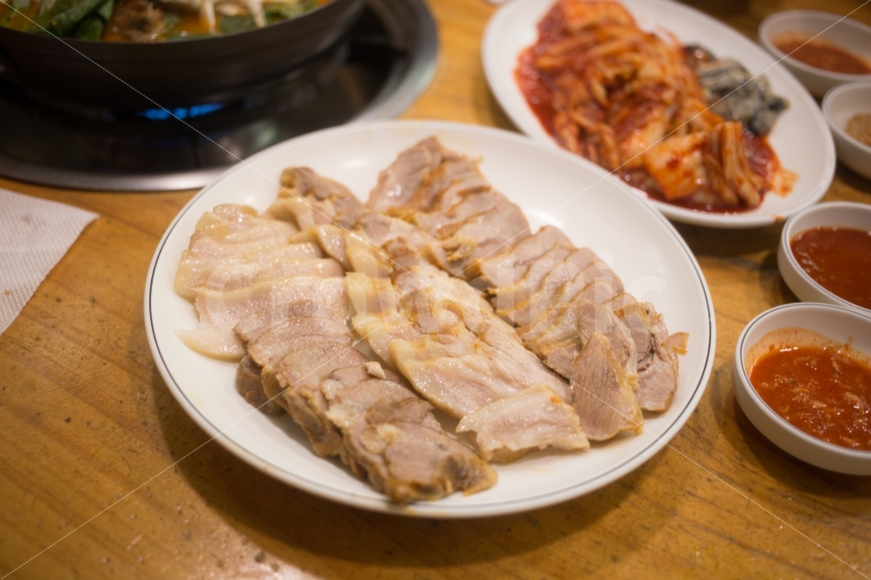 굴보쌈,보쌈,술안주,김치보쌈,감자탕과보쌈,저녁식사,음식,식재료,요리,food,cook,meal,dishes,food reserves,육류,고기,meat,한식,한국음식,한국요리,korean food,korean dishes,korean meal,korean cook