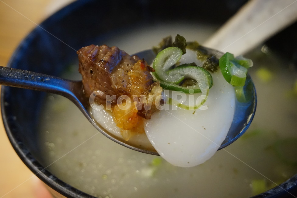 떡국,숟가락,한입만,한입,요리,식사,회식,외식,요기,탄수화물,떡