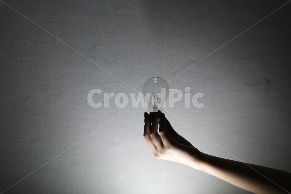lightbulb,사람,전구,대비,명암,bulb,손,hand,light,빛,그림자,shadow