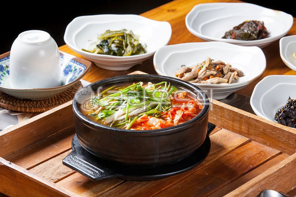 water parsley,Kimchi Blowfish Soup,welfare,vegetable,spicy fish stew,pufferfish ttukbaegi,puffer fish soup,Spicy blowfish soup,healthy food,Traditional food,nutritious food,Geography of blowfish,puffer dish,kimchi,Korean cuisine,restaurant,Korean,food,Wel