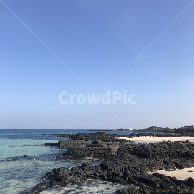 promontory,곶,building,건물,건축물,architecture,제주바위,바위,하늘,파란하늘,해안도로,제주도,제주,제주바다