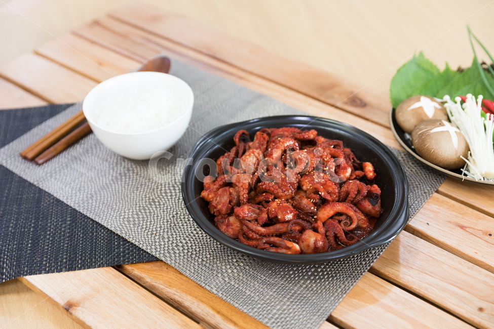 주꾸미,요리,다이어트,매운음식,식기류,건강식,조리법,그릇,테이블,식사,맛있다,먹다,별미,낙지,문어,맵다,짜다,준비,숟가락,식탁,붉다,해산물,바다요리,재료,배고프다,무침,볶음,식당,볶다,젓가락,매콤하다,양념,밥도둑,쌀,밥,야채,음식,식재료,요리,food,cook,meal,dishes,food reserves,한식,한국음식,한국요리,korean food,korean dishes,korean meal,korean cook