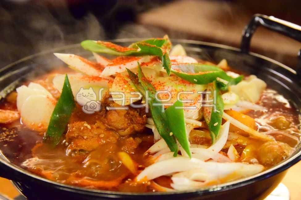 chicken,soup,onion,Chicken doritang,green onion,Bokkeumtang,pot,bang,Korean food,cooking,spicy food,koreanfood,Korean cuisine,Korean,spicy,korean,food,meal,koreandishes,meat,Dak bokkeumtang