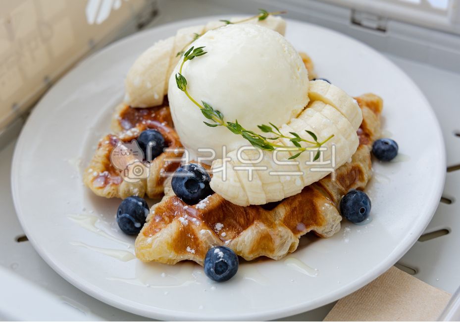 meal,ice cream,waffle,dish,Croppe,cooking,Blueberries,food