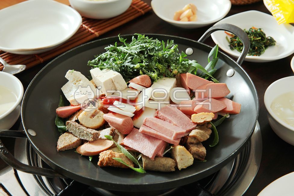 부대찌게,부대찌개,의정부부대찌게,송탄부대찌게,의정부부대찌개,송탄부대찌개,동두천부대찌게,한국전통음식,동두천부대찌개,의정부부대찌개골목,원조부대찌개,원조부대찌게,식사,한식,식당,꿀꿀이죽,햄,소시지,미군부대햄,부대찌개햄,두부,떡,스펨,부대찌개스펨,스팸,부대찌개스팸,부대찌개고기,부대찌게고기,수제소시지,수제소세지,요리,전골,고기,쑥갓,야채,가래떡사리,떡사리,소세지,메뉴,식재료,파,미국햄,가래떡,별미,점심식사,부대전골,한국음식,찌게,찌게요리,찌개요리,찌개,부대찌게햄,냄비,접시,대나무트레이,대나무,소세지탕,먹거리,부대찌게재료,찌게재료,부대찌게골목,맛집,먹방,두부전골,의정부부대찌게골목,음식,식재료,요리,food,cook,meal,dishes,food reserves