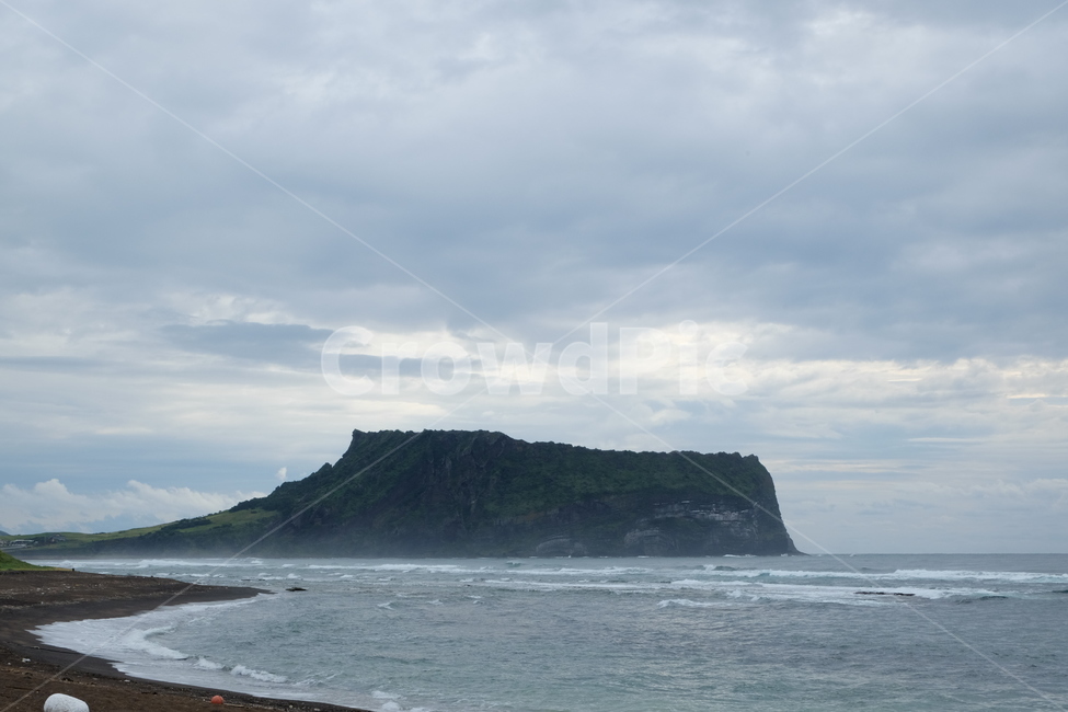 제주도,성산일출봉,바다,하늘,jeju,자연,풍경,nature,landscape,한국자연풍경,한국자연경관,korea nature landscape,제주도,jeju,jeju island,land,땅,outdoors,옥외,water,물,shoreline,해안선,sea,ocean,대양,promontory,곶,coast,연안