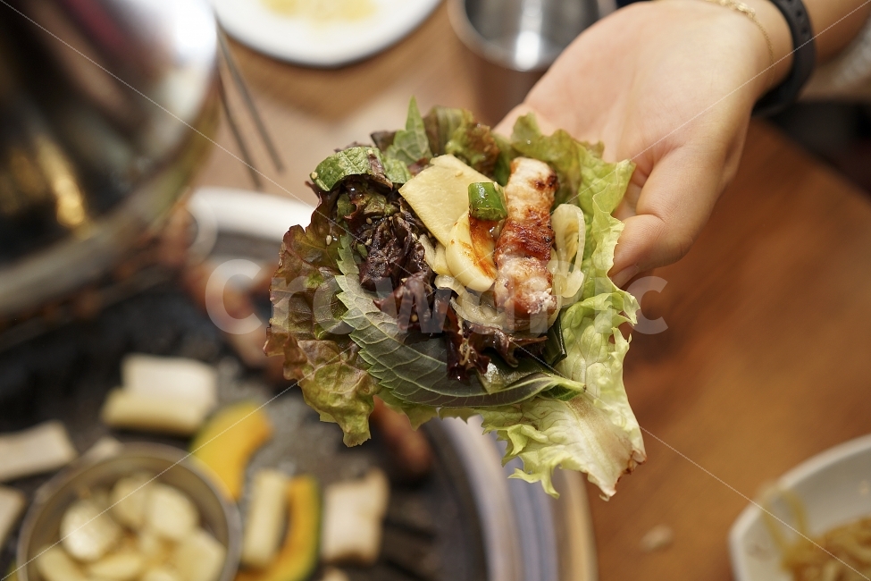 고기,삼겹살,맛집,먹방,삼겹이,삼겹,돼지고기,구이,육질,식감,돼지,꼬기,먹부림,술안주,안주,쌈,야채,상추,깻잎,푸짐,사람,인물,인간,human,person,신체일부,몸,body,음식,식재료,요리,food,cook,meal,dishes,food reserves,육류,고기,meat,한식,한국음식,한국요리,korean food,korean dishes,korean meal,korean cook