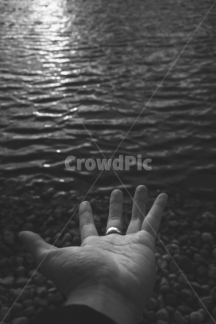 강,호수,연못,햇빛,따스함,손,반지,바람,봄,흑백,사람,인물,인간,human,person,신체일부,몸,body,흑백,모노톤,monochrome,black and white