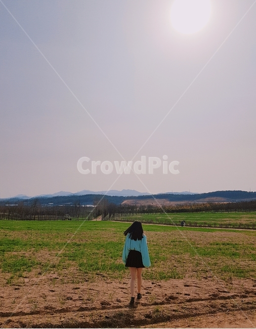 사람,뒷모습,여자,치마,평원,하늘,들판,자연,풍경,nature,landscape,사람,인물,인간,human,person,여성,여자,woman,female,lady,ground,바닥