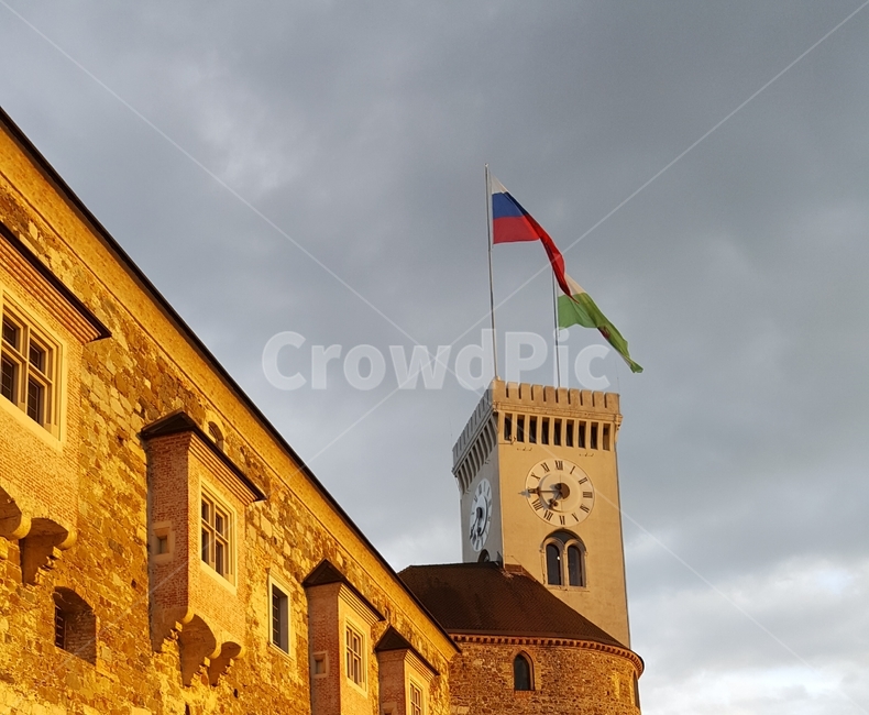 성,castle,깃발,flags,시계,clock,류블라냐성,ljubljanacastle,architecture,건축물,tower,탑,building,건물,symbol,상징,건축물,건물외관,exterior,building,structure,architecture,construction