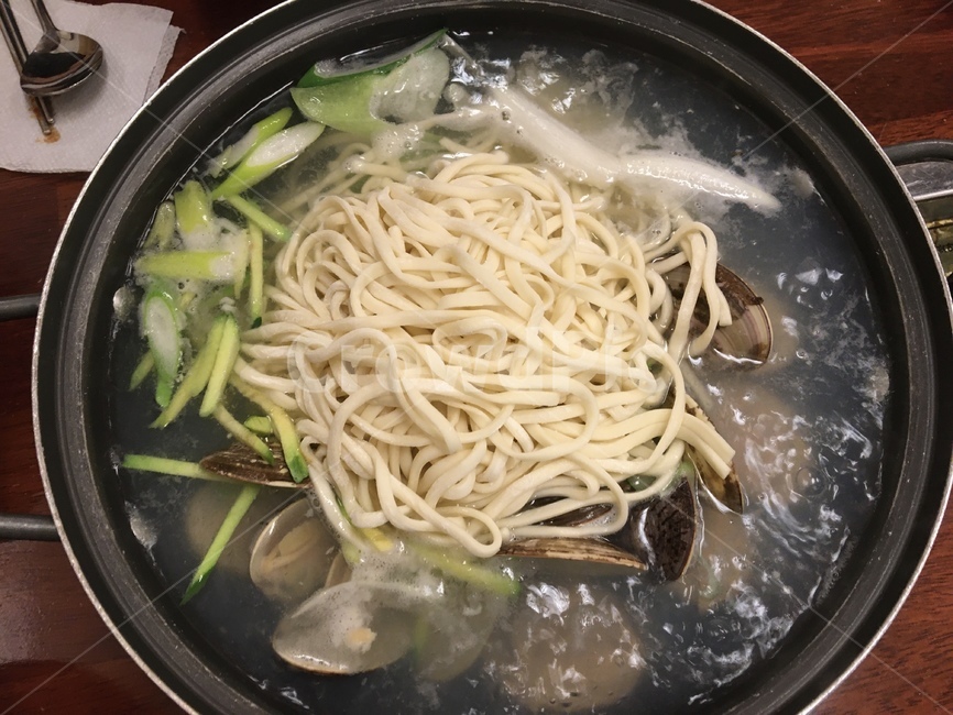 바지락칼국수,칼국수,칼국수면,국수,생면,음식,한국음식,면,뜨거운음식,따뜻한음식,요리,한국요리,면요리,뜨거운요리,따뜻한요리,국물요리,접시,food,dish,noodle,koreannoodle,koreanfood,조개,바지락,숫가락,숟가락,젓가락,냅킨,spoon,파