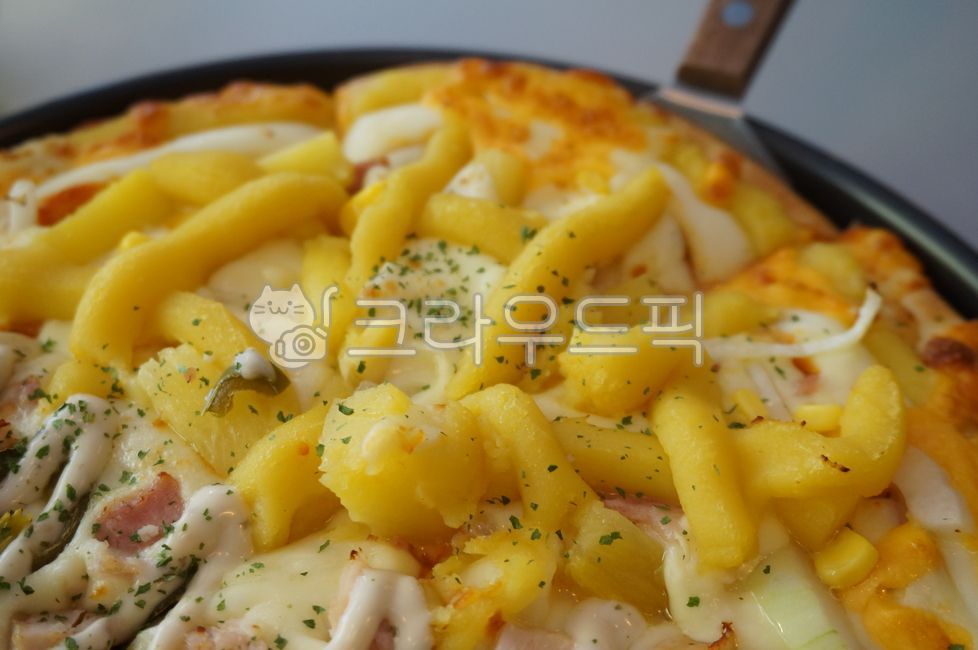 plate,cheese crust,vegetables,food,cheese,Pizza,meal,Western food,meat pizza,dish,flour,cheese pizza,meat,sweet potato pizza