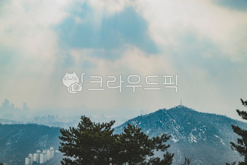 Inwangsan,Inwangsan peak,Seoul view,Seoul scenery,Seoul city scenery,cloudy day,fine dust,Seoul fine dust,Jongno-gu,Seodaemun-gu,mountain climbing,Inwangsan mountain climbing,climbing,mountain,mountaineering club,sunlight,snowy mountain,s
