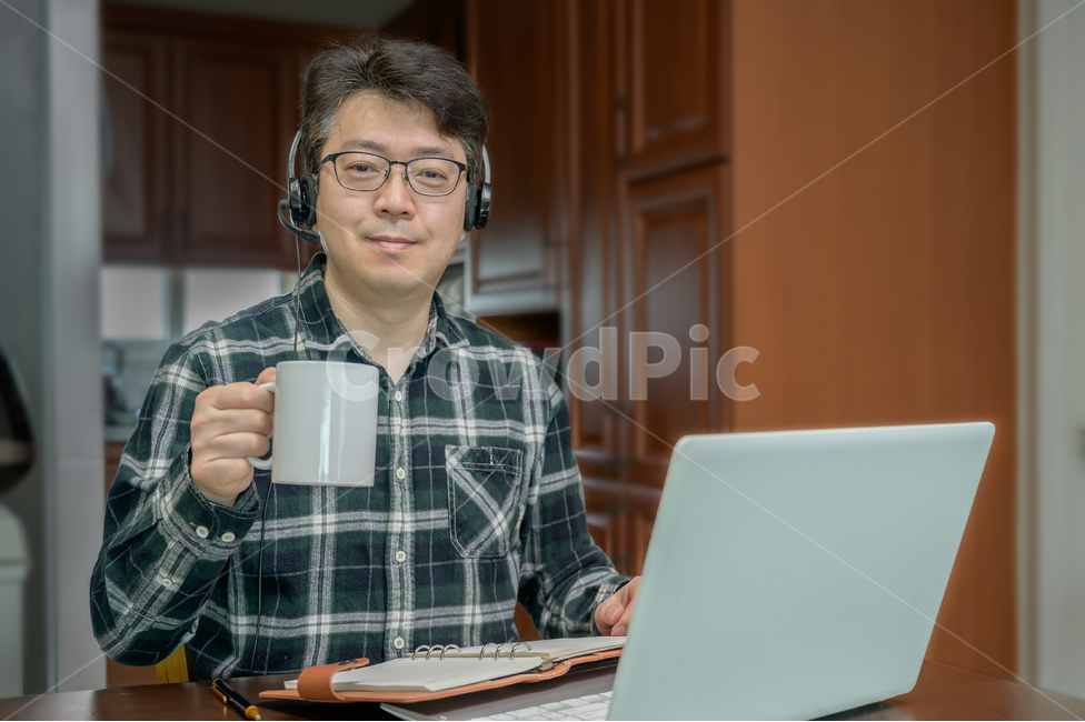 코로나19,코로나바이러스,coronavirus,covid19,원격근무,재택근무자,재택근무,자가격리,텔레마케팅,원격,서비스,인터넷,가정,노트북,컴퓨터,상담,컨셉,남자,남성,비지니스,아시아인,동양인,중국인,한국인,일본인,집,근무,영상통화,중년,4050세,1명,콜센터,업무,라이프스타일,인물,자택,캐주얼,일,직장인,직장,헤드셋,헤드폰,머그컵,커피,음료,사람,인물,인간,human,person,남성,남자,man,male,정보통신기술,전자기기,전자제품,it,information,technology,electronic equipment