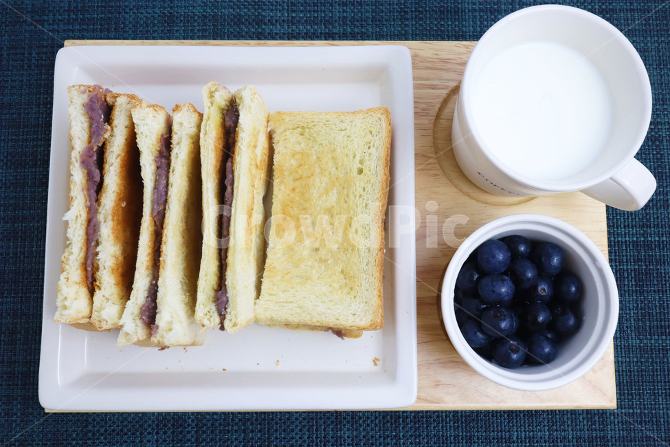 토스트,스낵,브런치,우유,블루베리,팥,빵,toast,snack,redbean,brunch,healthy,음식,음식,식재료,요리,food,cook,meal,dishes,food reserves,아침식사,조식,브런치,breakfast,brunch