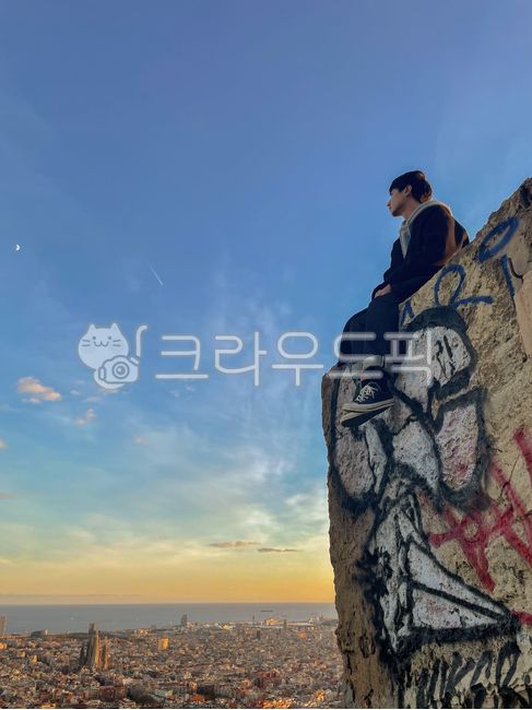 thought,Overseas,sadness,building,oversea,cloud,trip,sight,depressed,sky,worry,barcelona bunker,bunker,Character,Barcelona,profile,traveling,Expression of emotion,feeling,man profile,moon,Panorama,person,world cityscape,silhouette,worldcityscape,male,Fore