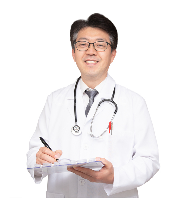 남자,의사,누끼,남성,중년,1인,상반신,차트,청진기,안경,한국인,동양인,흰색배경,미소,밝은,표정,얼굴,전문직,의료,직업,건강,40대,흰배경,카피스페이스,웃음,서류철,정면,필기,기록,사람,인물,인간,human,person,남성,남자,man,male,의료,의학,병원,medical,hospital,clinic,누끼,remove background