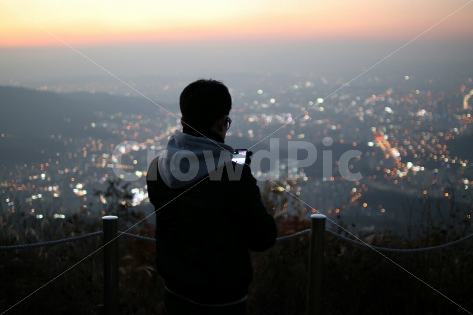 야경,뒷모습,풍경,감성,보케,도시,풍경,city,landscape,사람,인물,인간,human,person,남성,남자,man,male,정보통신기술,전자기기,전자제품,it,information,technology,electronic equipment,nature,자연,outdoors,옥외