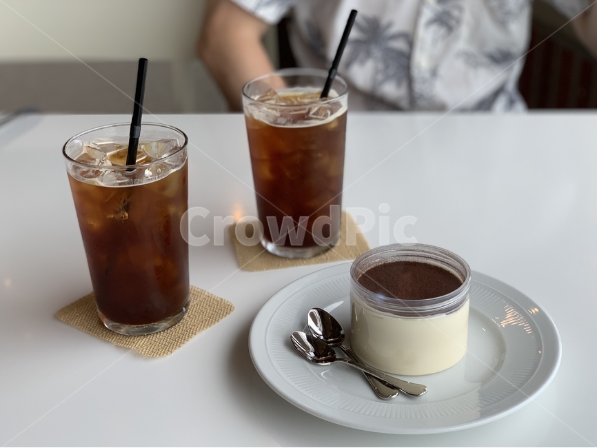 카페,커피,아메리카노,빵,티라미스,케잌,디저트,후식,음식,간식,식재료,요리,빨대,숟가락,접시,cook,food,meal,cake,bread,dessert,snack,foodressrves