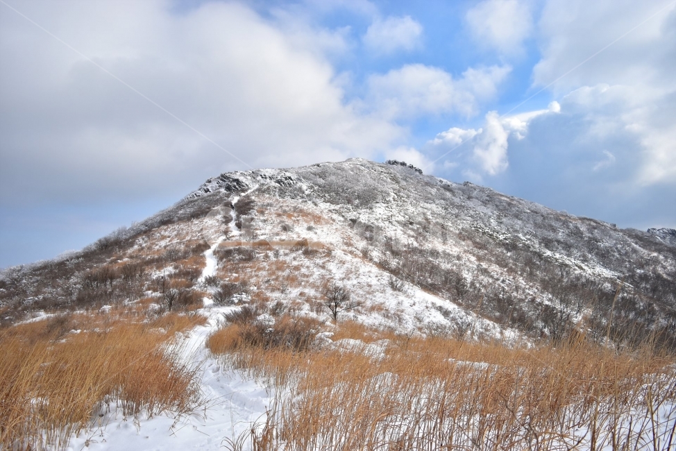 무등산,국립공원,풍경,힐링,산행,설경,상고대,서리꽃,서석대,입석대,안양산,백마능선,장불재,증심사,중봉,중머리재,천왕봉,지왕봉,Korea,National,Park,눈풍경,등산,주상절리,판타스틱,겨울왕국,겨울,지질공원,인왕봉,천지인,설국,2018년,1월,눈꽃,파란하늘,트레킹,winter,landscape,감성,아름다운,황홀한,장관,비경,선경,최고,사진,겨울,계절,winter,season,자연,풍경,nature,landscape,한국자연풍경,한국자연경관,korea nature landscape,outdoors,옥외