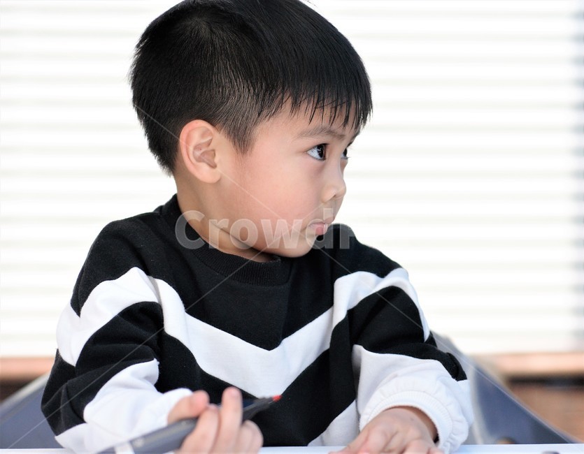 아동,남아,생각,다문화아동,다문화가정,집중,그리기,고민,사람,인물,인간,human,person,어린이,어린아이,child,children,kid