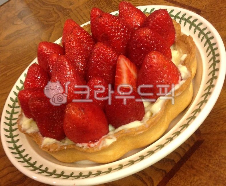 homemade,creme,snack,fruit,strawberry,cream,pie,delicious,baking,dessert,tasty,sweet