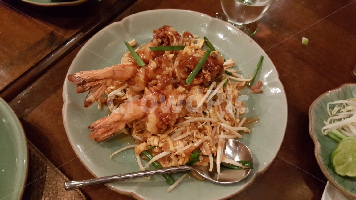 태국음식,태국,방콕,팟타이,새우,면요리,레스토랑,고급레스토랑,접시,전통접시,동남아,여행,관광,음식,요리,조리,새우튀김,patthai,cuisine,cook,thaifood,deliciousefood,plate,thaidishes,bangkok,trip,travel,journey,thailand,restaurant,seafood,shrimp,prawn,fried,음식,식재료,요리,food,cook,meal,dishes,food reserves,수산물,해산물,fishery products,seafood