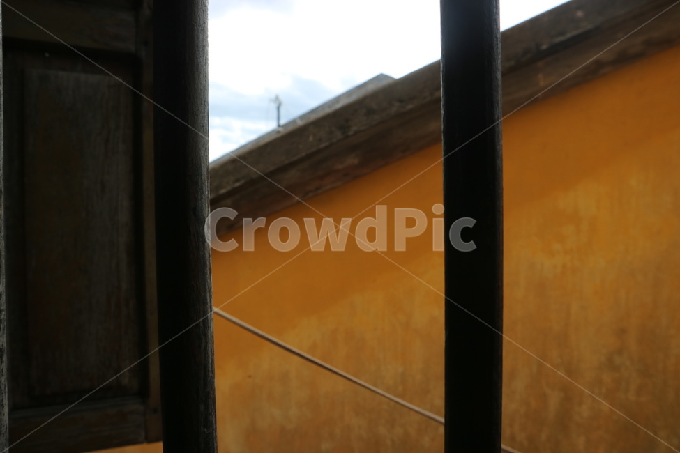 banister,handrail,난간,창살,지붕,roof,yellow,색감,brown,분위기,wood,목재