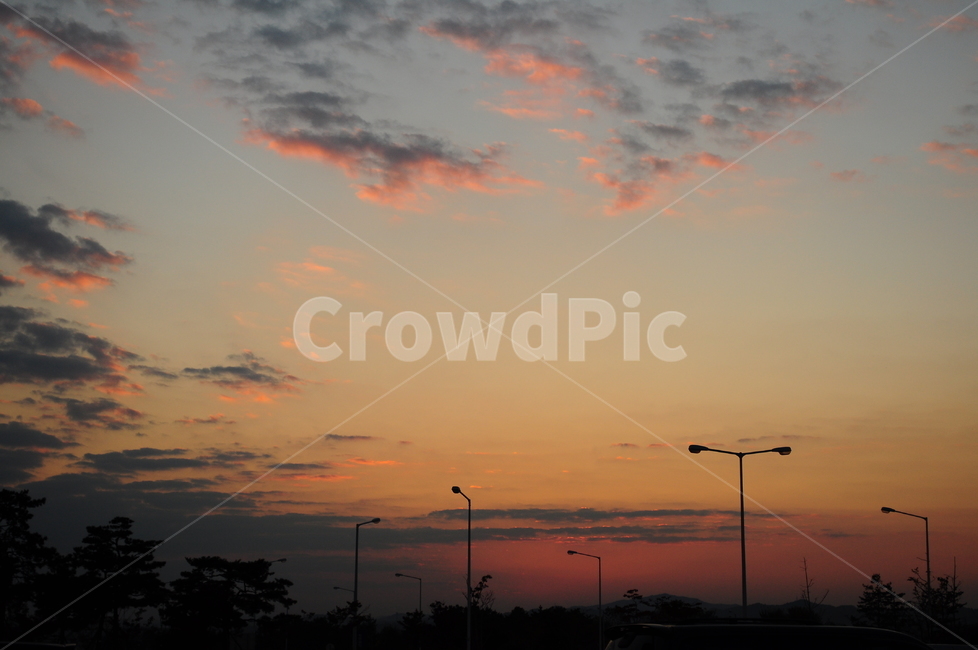 구름,하늘,노을,붉은노을,가로등,자연,풍경,nature,landscape,outdoors,옥외,sky,sunset,일몰,dusk,황혼,dawn,새벽,red sky,붉은 하늘