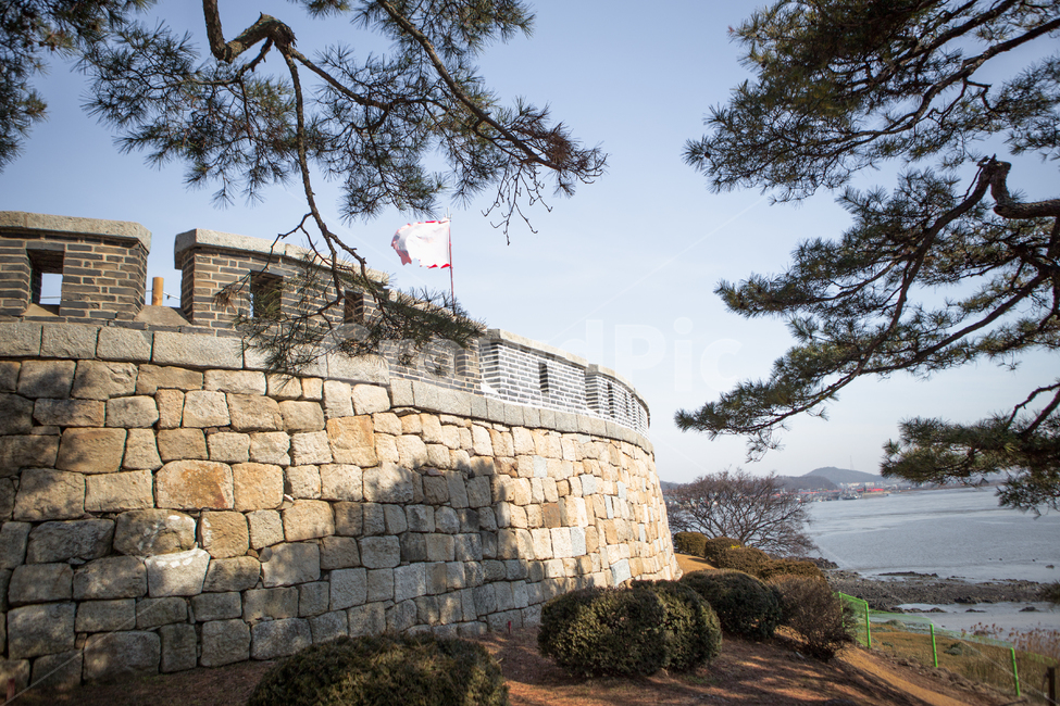 문화유산,문화,유산,문화재,요새,성벽,해안가,해안,건축,건물,역사,전통,유물,유적,강화도,초지진,소나무,바다,바닷가,강화,깃발,해안선,병인양요,신미양요,구한말,조선시대,조선,한국전통,한국문화,korean traditional,korean culture,건축물,건물외관,exterior,building,structure,architecture,construction