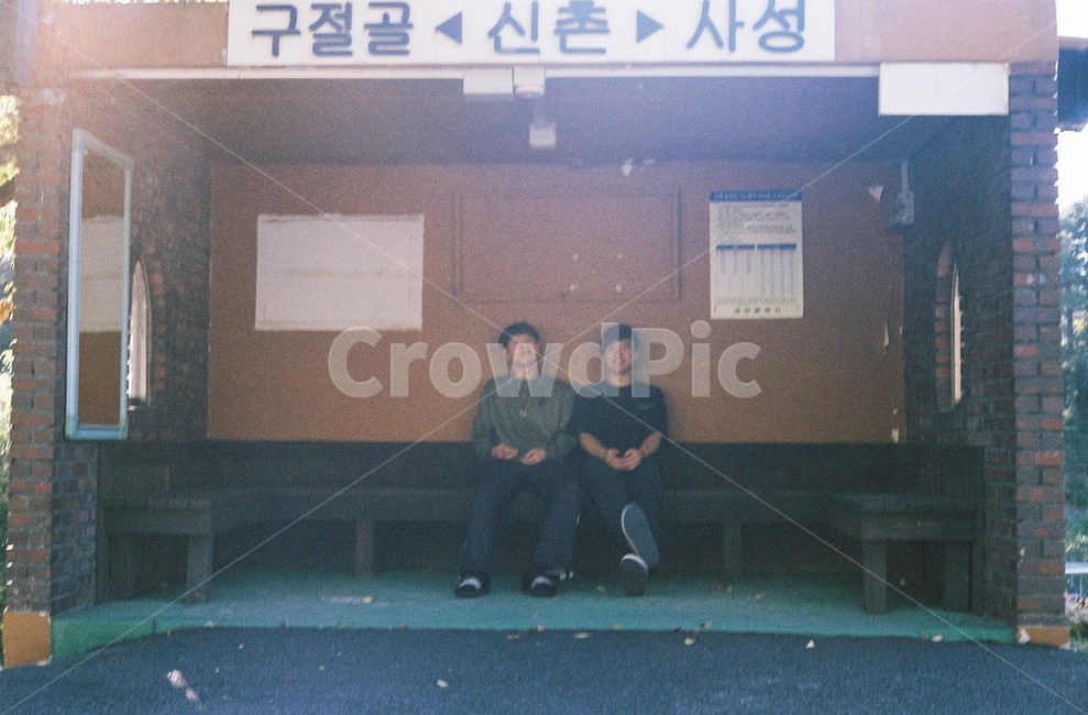 시골,우정,친구,휴식,버스정류장,정류장,대청호,배경,friends,friendship,여행,따뜻함,우정여행,스냅,사람,인물,인간,human,person,남성,남자,man,male,친구,우정,friendship,companion