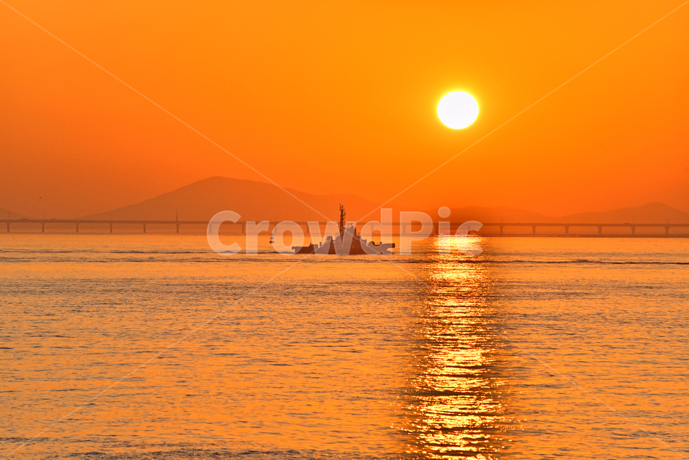 바다,일몰,석양,황혼,노을,배,어선,태양,해,sun,sunset,ship,sea,교통,sunlight,해상운송,반사,물결,잔잔한,바다풍경,오렌지색,야외,옥외,outdoor,배경,바탕,백그라운드,background,섬,island,선박