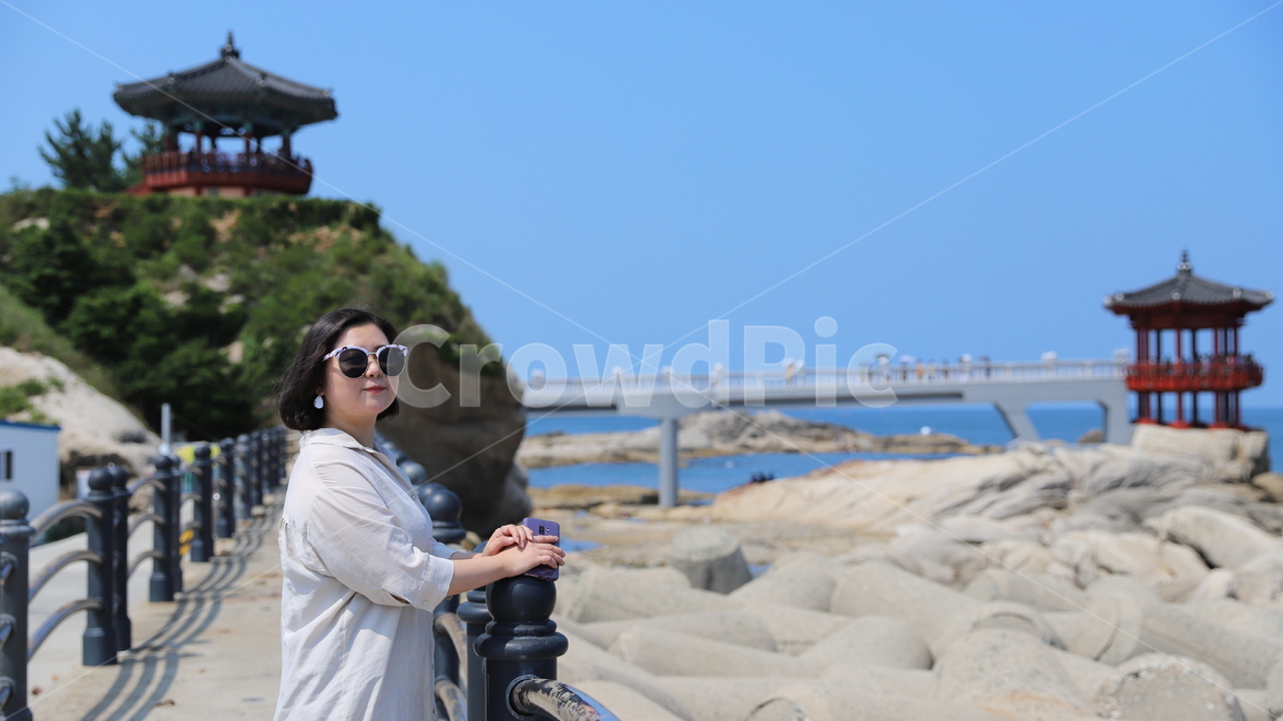 속초,영금정,바다,강원도,국내여행,풍경,바위,정자,다리,자연,여름,한국자연풍경,sea,rock,bridge,nature,landscape,koreanature,한국자연경관,accessory,부속물,accessories,부속품,색안경,sunglasses,human,인간,person,사람