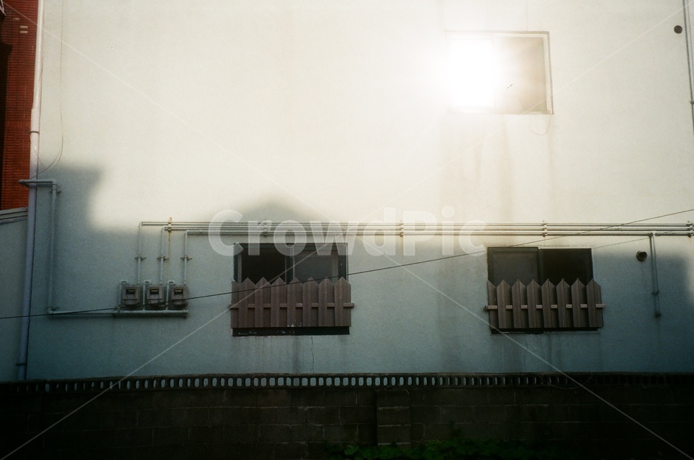 건물,빛,그림자,햇빛,반사,사진,사진촬영,벽,건물벽,창문,담벼락,wall,building,shadow,sunlight,reflection,windows,건축물,건물외관,exterior,building,structure,architecture,construction