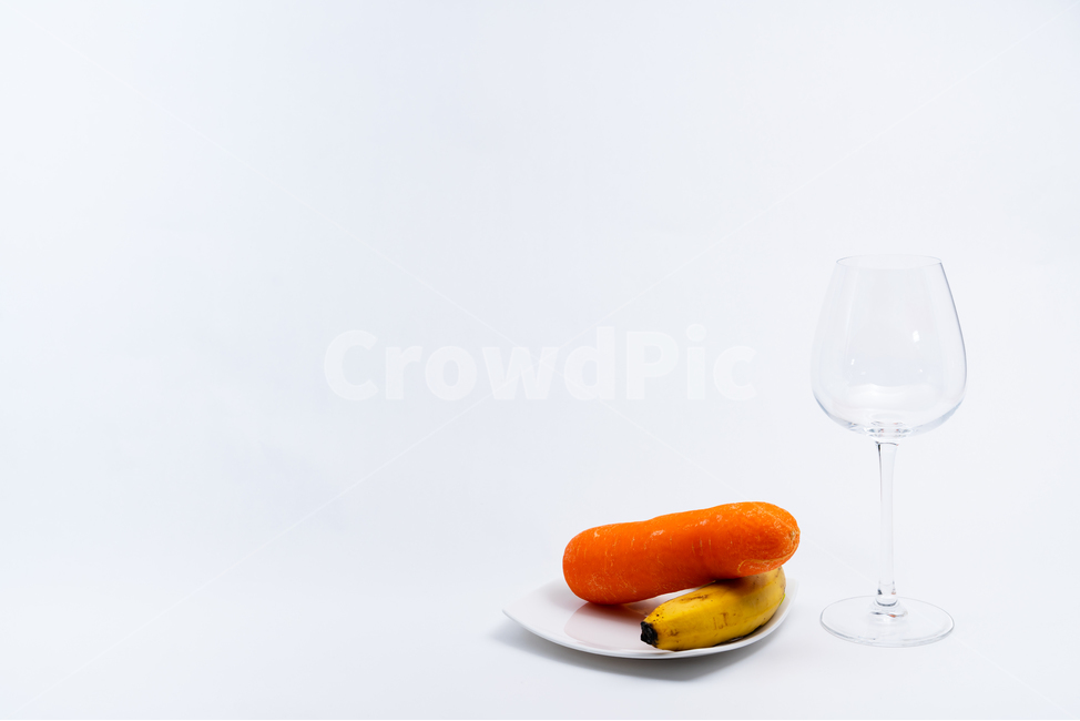접시,그릇,도자기,와인잔,유리잔,투명한,배경,주황색,하얀색,채소,야채,식재료,다이어트,건강한,칼로리,식단,안주,차가운,담백한,딱딱한,쥬스,항산화,정돈된,농사,깨끗한,수분,정물,스튜디오,접사,음식,비타민,반찬,노란색,과일,당근,뿌리,바나나,과일,열매,fruit,채소,야채,vegetables,사물,물건,오브젝트,thing,object,matter