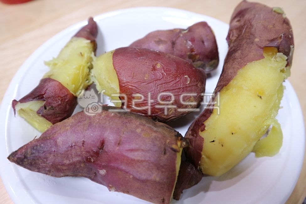 chestnut sweet potato,sweet potato,winter snack,Honey sweet potato,Steamed Sweet Potato,plate,vegetable,bowl,ingredients,Dietary Fiber,winter vegetables,9yearold crop,cooking,Pumpkin Sweet Potato,Fresh sweet potatoes,food ingredients,SteamedSweetPotato,sw