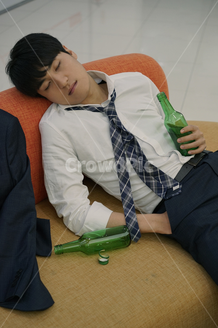 술,음주,과음,남성,남자,취객,만취,소주병,소주,알콜,사람,인물,인간,human,person,남성,남자,man,male,술,주류,alcohol