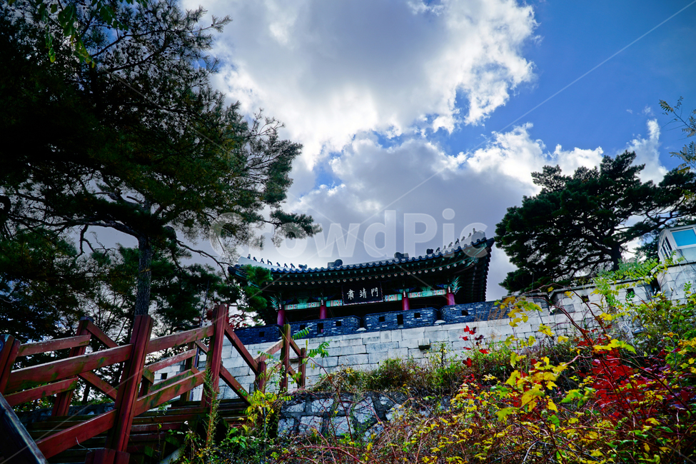숙정문,한양도성,성문,성곽,한국,한국전통,문화재,유적,유적지,korea,서울,seoul,culturalassets,culturaltreasure,culturalproperties,성벽,캐슬,castle,한옥,전통,기와,가을,풍경,10월,autumn,fall,landscape,october,숙청문,하늘,구름,sky,heaven,cloud,자연,nature,나무,식물,건축,전통건물,건물,목조,목조건물,한국문화,전통문화,한국적인,한국전통,한국문화,korean traditional,korean culture,건축물,건물외관,exterior,building,structure,architecture,construction