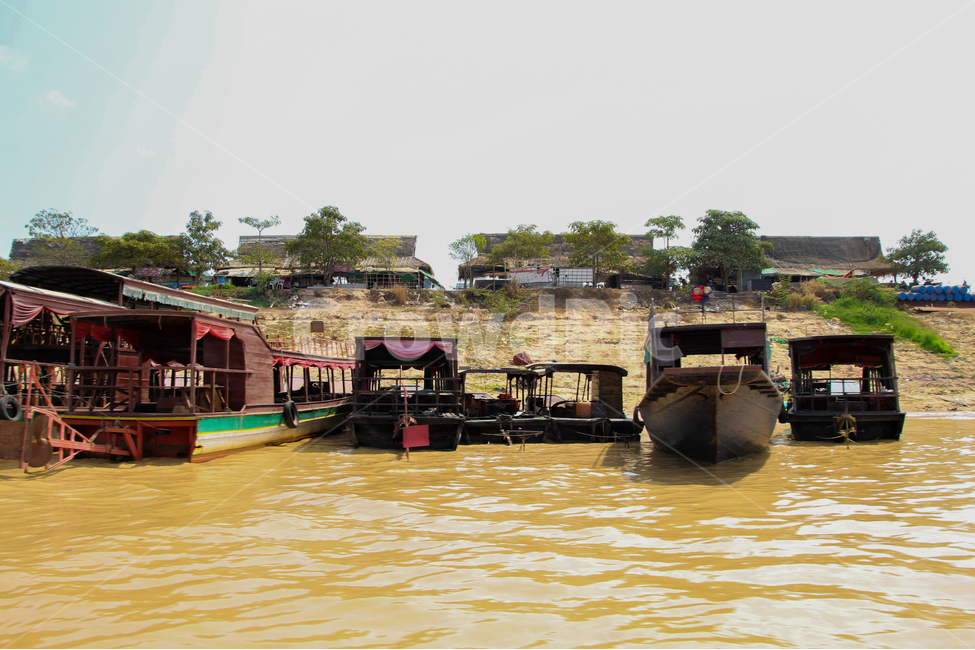 톤레삽,캄보디아,호수,배,boat,강,강가,선착장,나무,집,동남아,동남아시아,시골,마을,풍경,landscape,country,rural,town,해외,외국,세계,foreign,oversea,world,교통,교통수단,traffic,transportation,vehicle,차량,watercraft,선박,보트