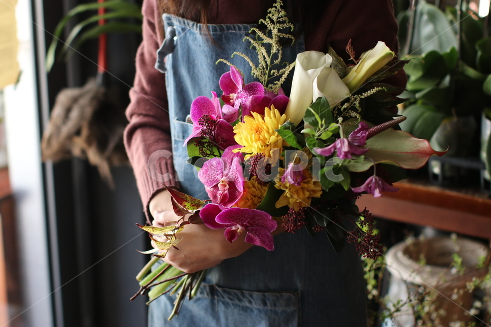 naturalbouquet,frenchstyle,plant,식물,blossom,flower,flowerarrangement,naturalflower,frenchflower,florist,wedding,ceremony,handtiedflower,handtiedbouquet,frenchbouquet,weddingbouquet,bridalbouquet,womanwithflower