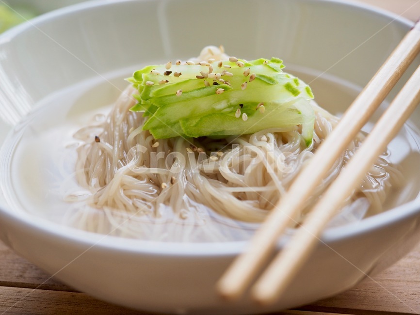 냉면,물냉면,여름음식,시원한음식,국수,누들,오이,한국음식,식품,한식,한국문화,음식,한국,배경,음식문화,웰빙,문화,아시아,아시아음식,접시,전통,젓가락,음식,식재료,요리,food,cook,meal,dishes,food reserves,면류,면요리,noodles,한식,한국음식,한국요리,korean food,korean dishes,korean meal,korean cook