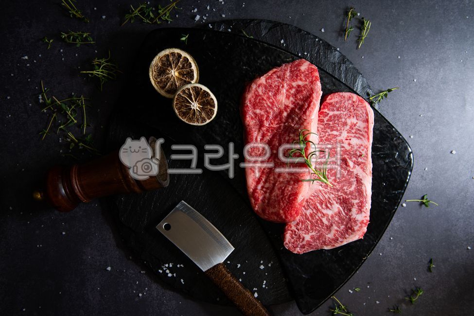 생고기,마블링,최상급,한우,소고기,도마,플레이팅,신선한,식품,meat,beef,고기,육류,살치살,특수부위,칼,소금,채끝,스테이크