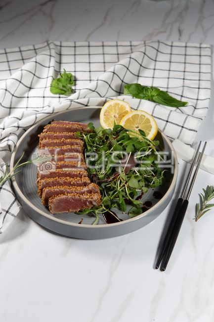 tuna,tuna dish,Tuna tataki salad,Tuna tartare,Tuna tataki