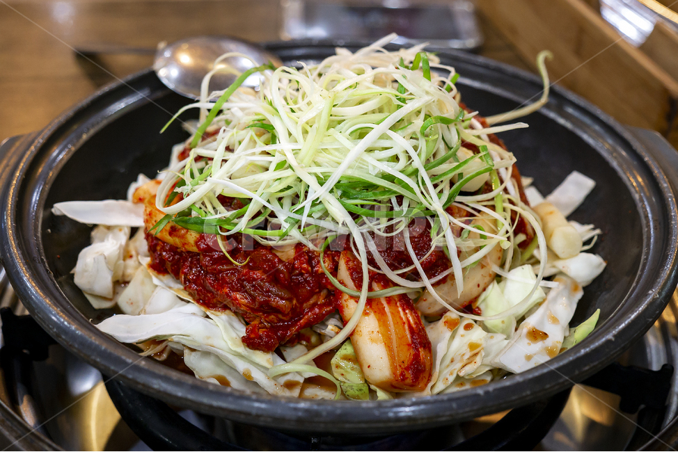 돼지고기,두루치기,묵은지,돼지,고기,김치,김치두루치지,돼지고기두루치기,한식,음식,요리,매콤한,고소한,파채,고추장,냄비,음식,식재료,요리,food,cook,meal,dishes,food reserves,한식,한국음식,한국요리,korean food,korean dishes,korean meal,korean cook