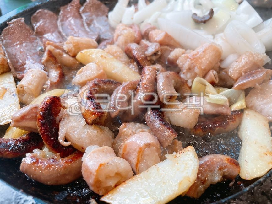 stone tablet,Grilled beef,small parts,beef tripe,onion,Somakchang,beef,cow,Grilled on a stone plate,small appendage,Makchang,potato,Somodeum,ingredients,Grilled Potatoes,cooking,heartache,guts,roast,Grilled Soyeomtong,Daechang,Gopchang,cook,accessories,Gr