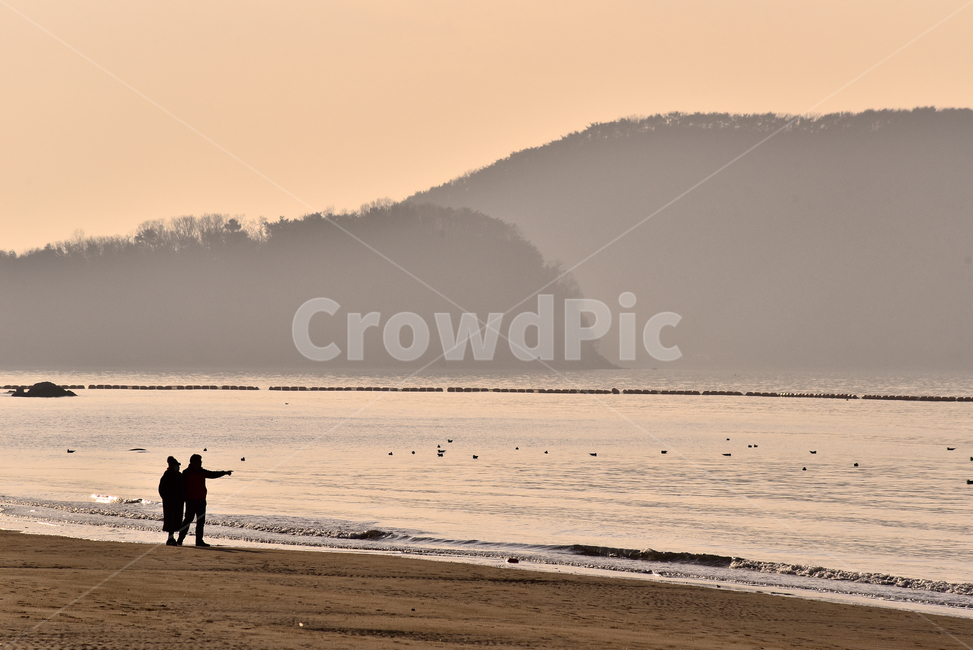 감성사진,커플,노을,황혼,일몰,연인,남녀,사람들,sunset,sea,해변가,바닷가,해질녘,person,사람,human,인간,nature,자연,한국자연풍경,한국자연경관,모래사장,백사장,해수욕장,겨울바다,배경,바탕,백그라운드,함께,파도,섬,water,실루엣,힐링,휴식,낭만,다정한,해안,필름감성,감성풍경,옥외,아웃도어,야외,outdoor,한쌍,분위기,느낌,색감,색상,feeling,sensible,emotional,평화로운,해변,바다,beach,sea